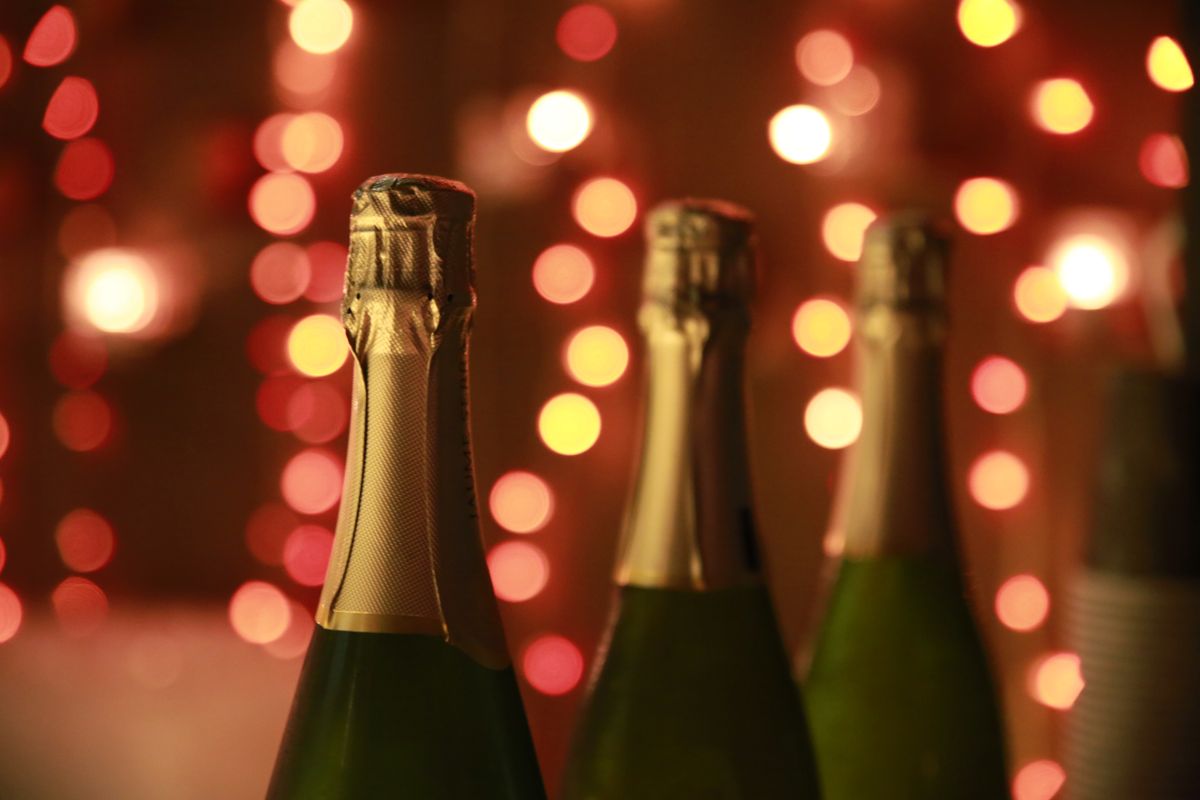 Brindis con champaña y luces bokeh.